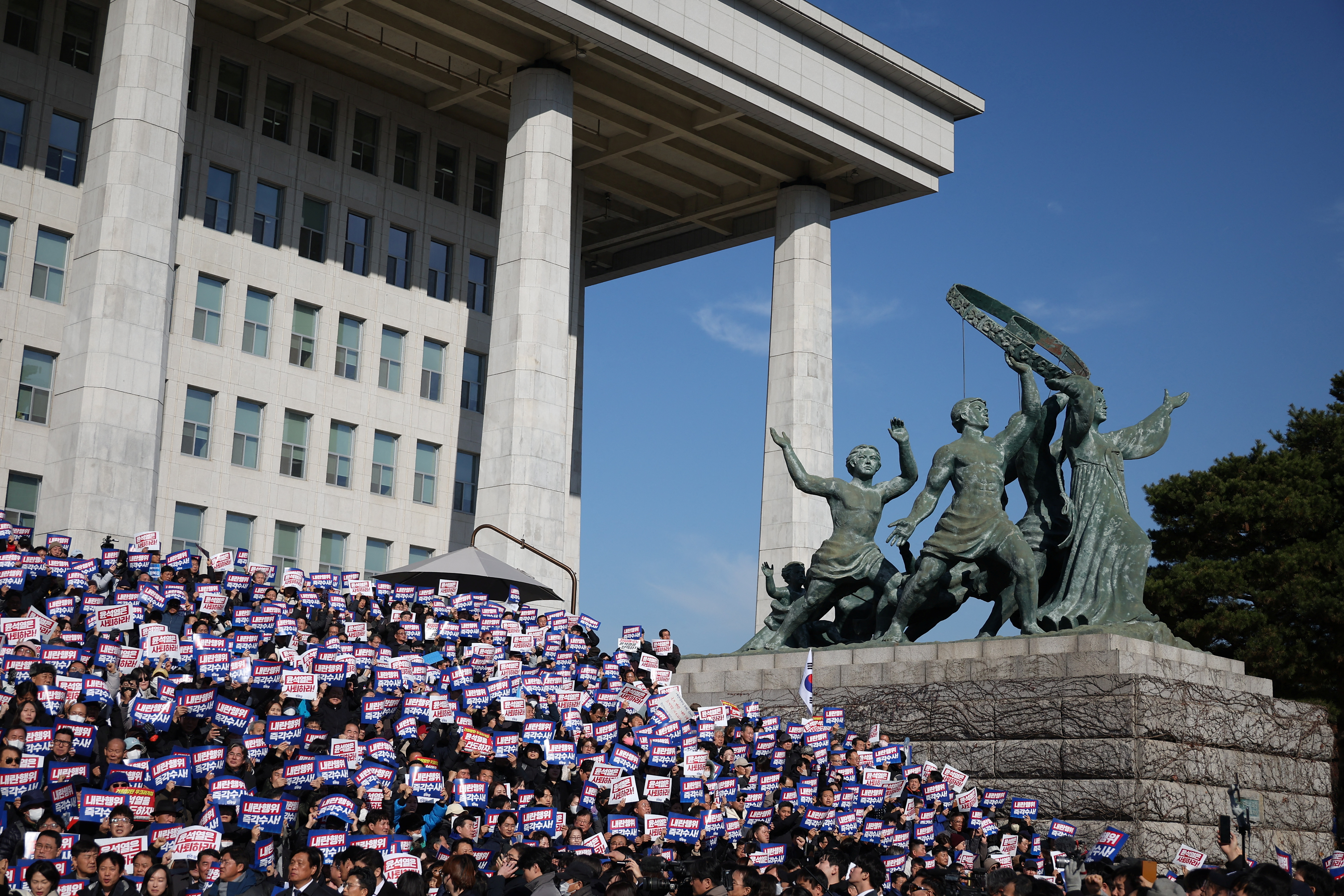People take part in a rally calling for expelling South Korean President Yoon Suk Yeol in Seoul
