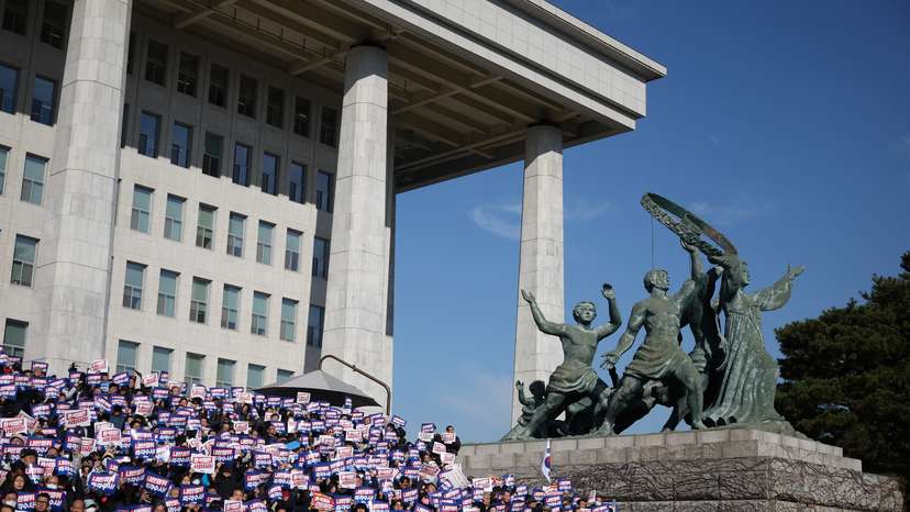 People take part in a rally calling for expelling South Korean President Yoon Suk Yeol in Seoul