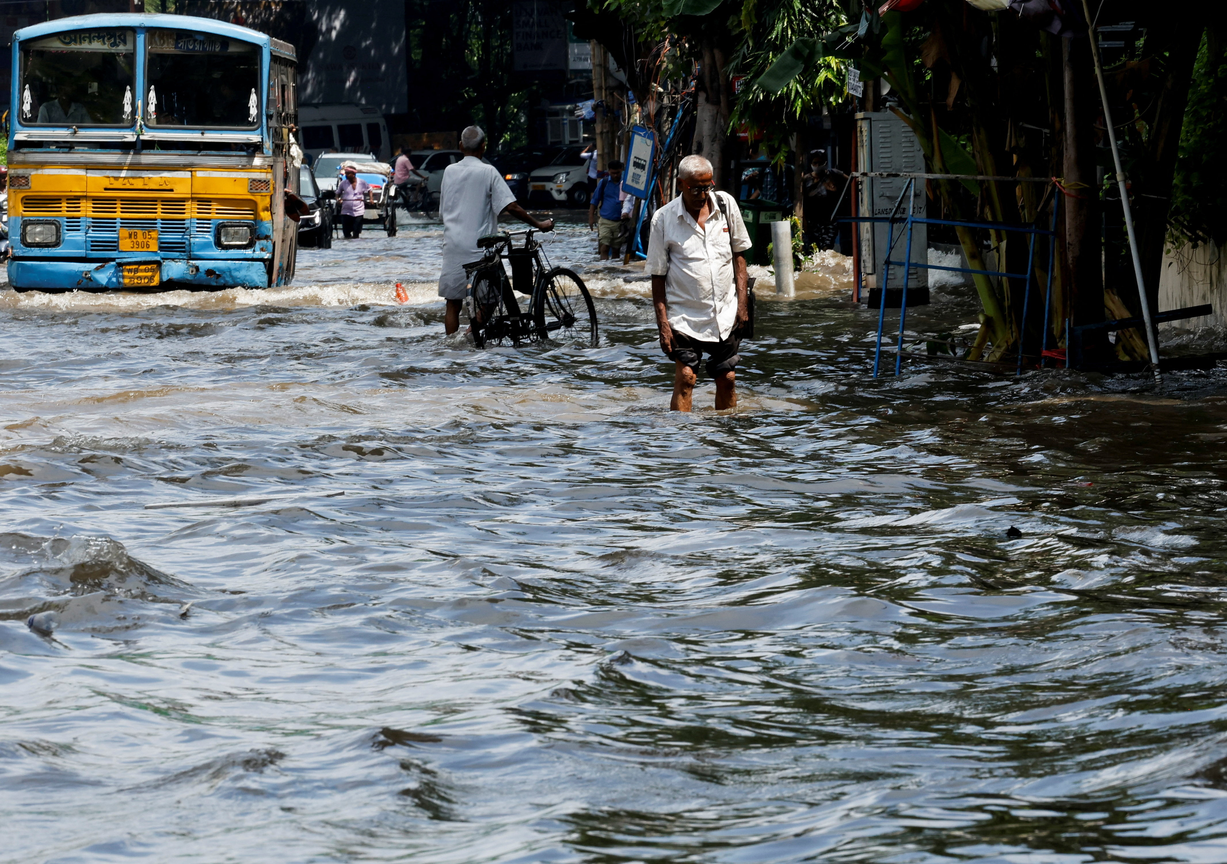 Heavy rainfalls cause waterlogging in Kolkata