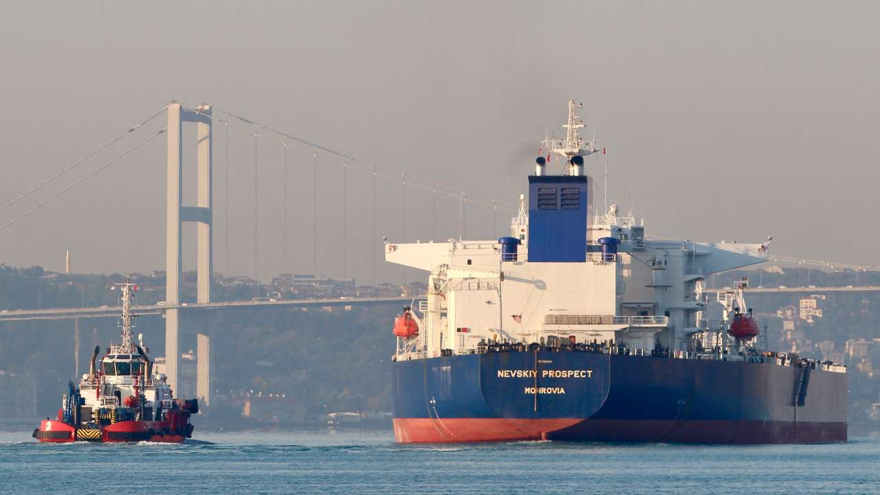 Crude oil tanker Nevskiy Prospect transits Istanbul's Bosphorus