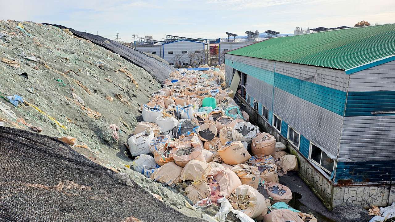 FILE PHOTO: Divisions on curbing plastic waste persist as UN treaty talks begin