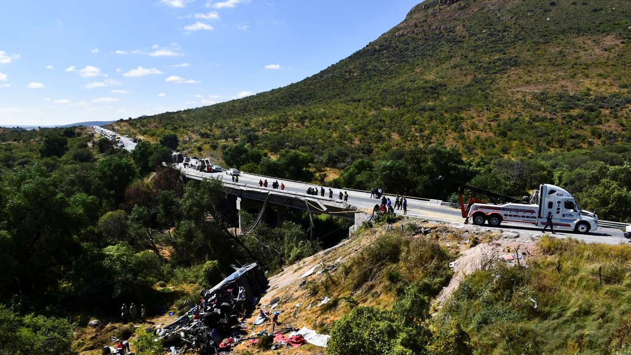 Passenger bus accident where several people died and others were injured while travelling on a highway, in Piedra Gorda