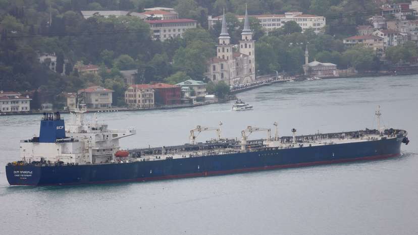 Oil tanker SCF Primorye transits Istanbul's Bosphorus