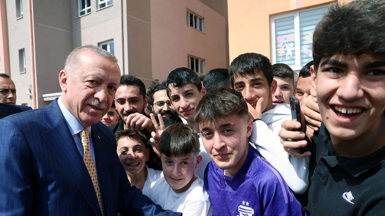 Turkey's President Tayyip Erdogan casts his ballot in Istanbul