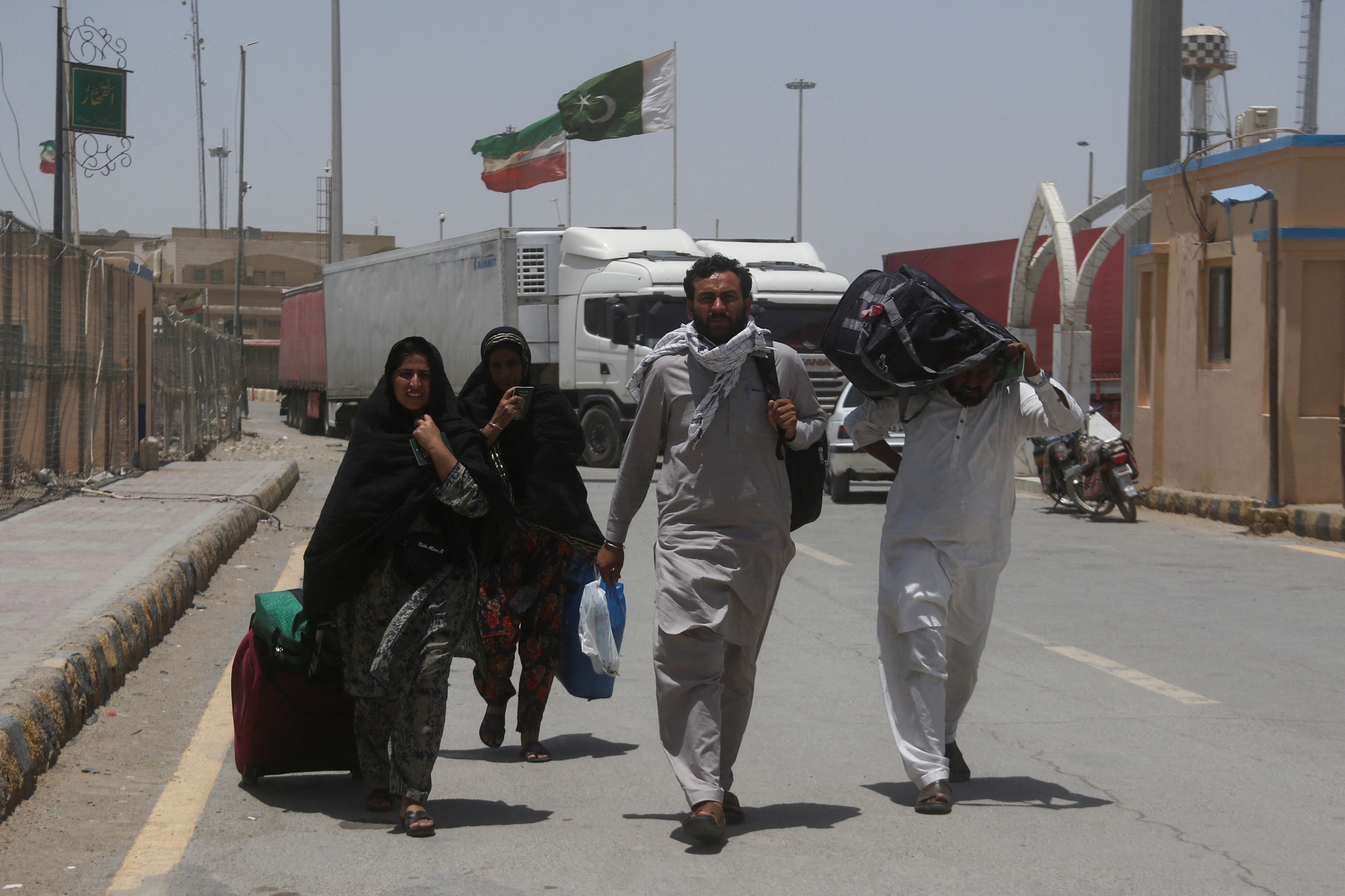 Pakistanis return following the Israeli strikes in Iran, at the Pakistan-Iran border crossing in Taftan