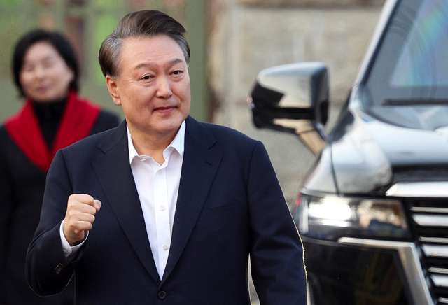 South Korea court paves way for impeached President Yoon's release from jail