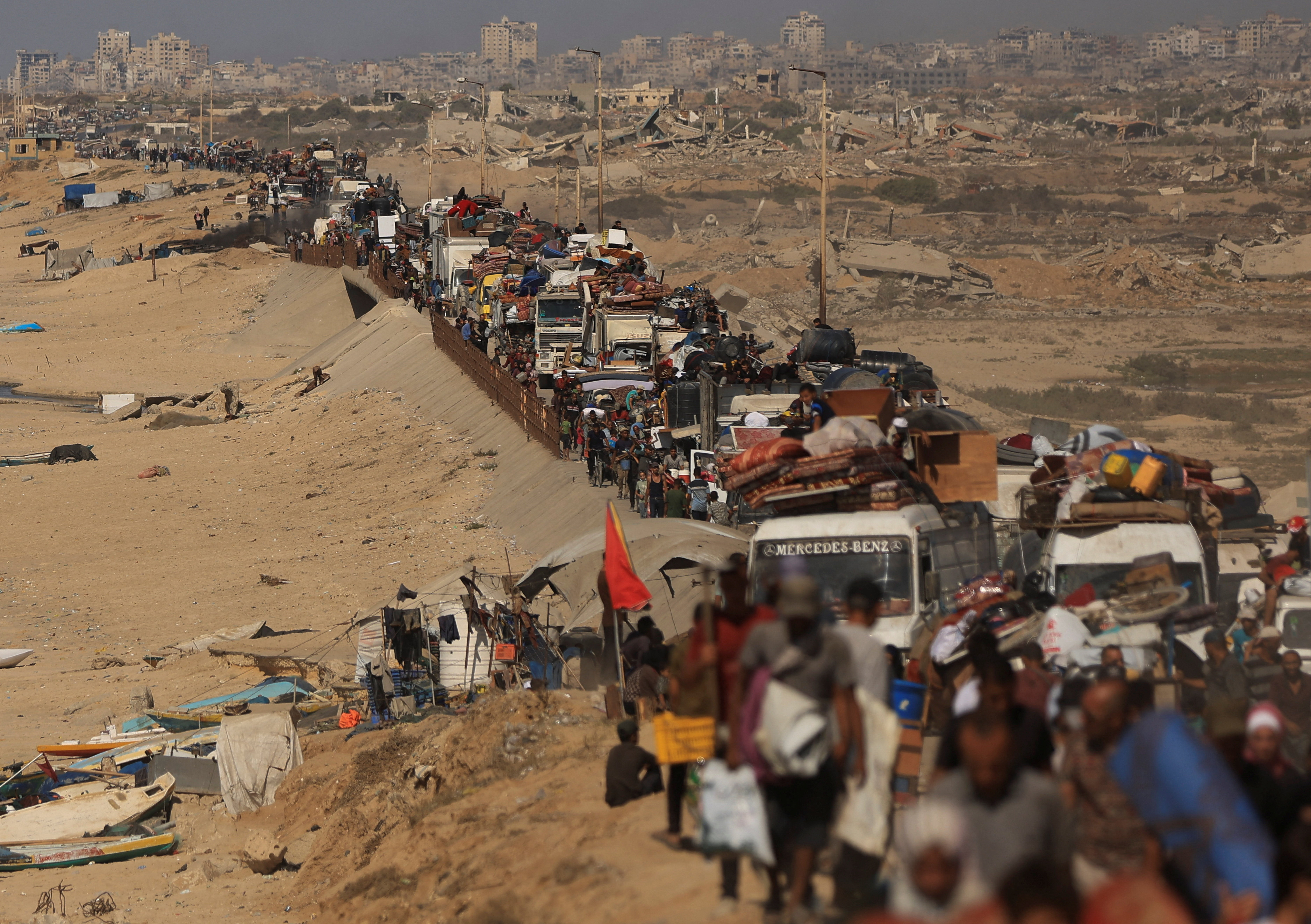 Displaced Palestinians flee southward in the central Gaza Strip after Israeli forces ordered residents of Gaza City to evacuate