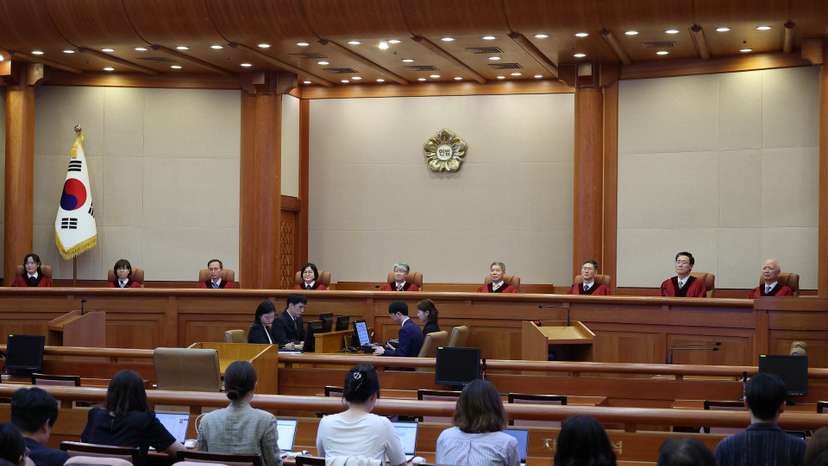 Chief of Constitutional Court Lee Jong-seok and other justices arrive at the Constitutional Court in Seoul