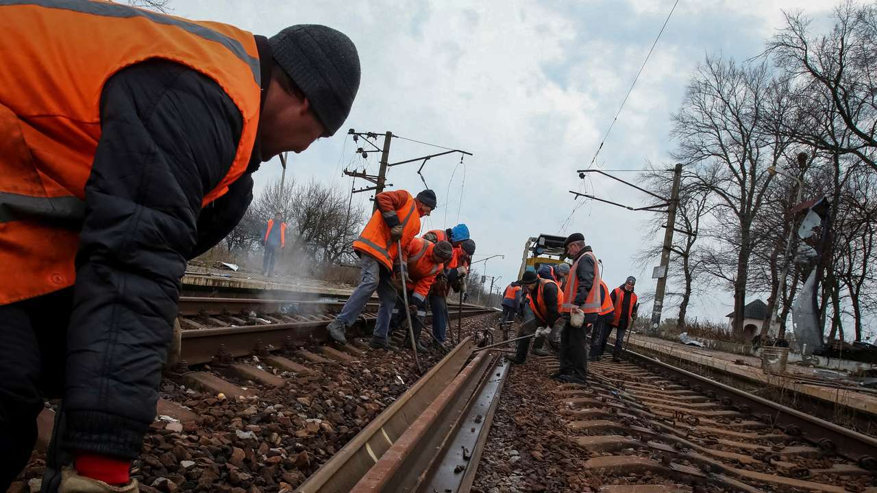 FILE PHOTO: Trabalhadores em linha férrea