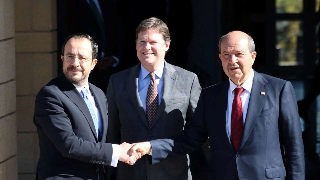 Cyprus leaders meet on opening more checkpoints