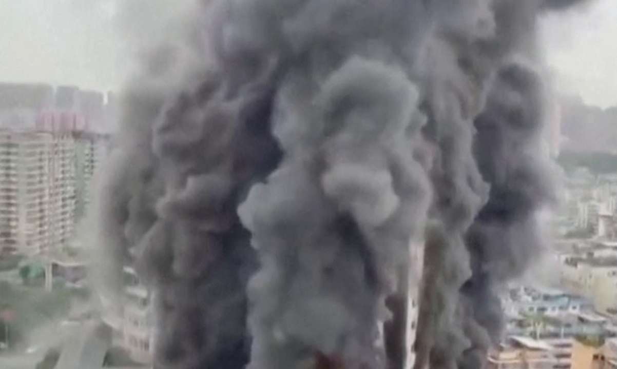 Smoke billows from China shopping centre following fire