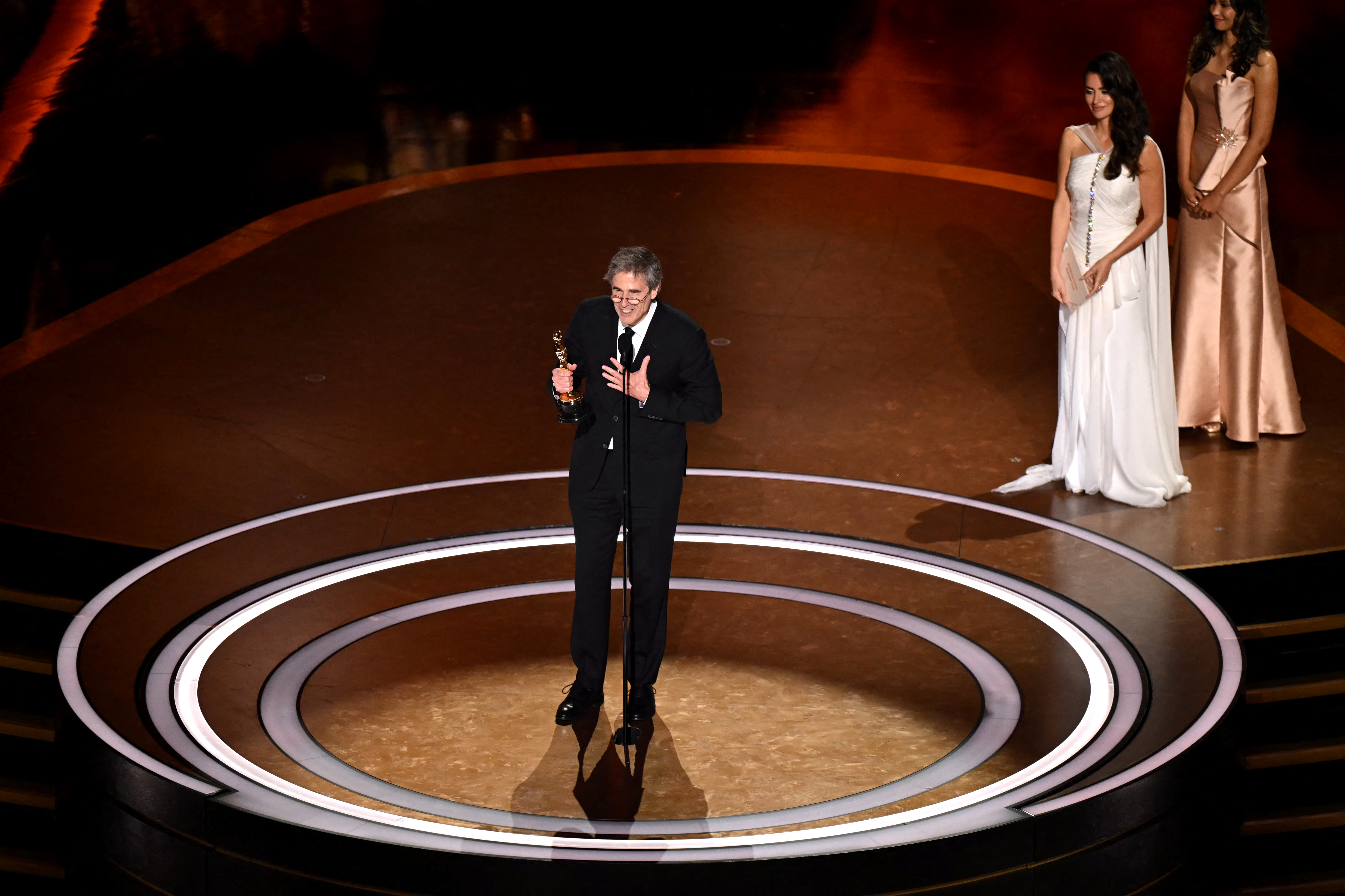 Walter Salles sobe ao palco do Oscar em 2025 para receber estatueta por 'Ainda Estou Aqui': reconhecimento inédito para o Brasil