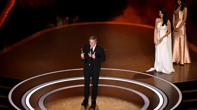 Walter Salles sobe ao palco do Oscar em 2025 para receber estatueta por 'Ainda Estou Aqui': reconhecimento inédito para o Brasil