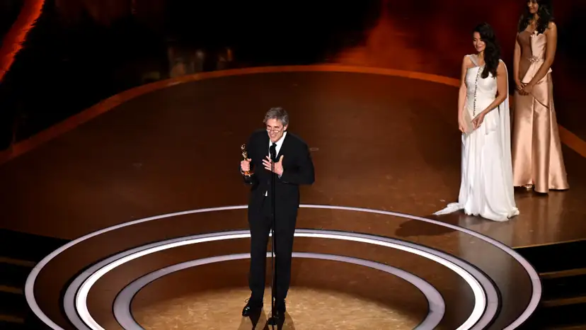 Walter Salles sobe ao palco do Oscar para receber estatueta por 'Ainda Estou Aqui': reconhecimento inédito para o Brasil