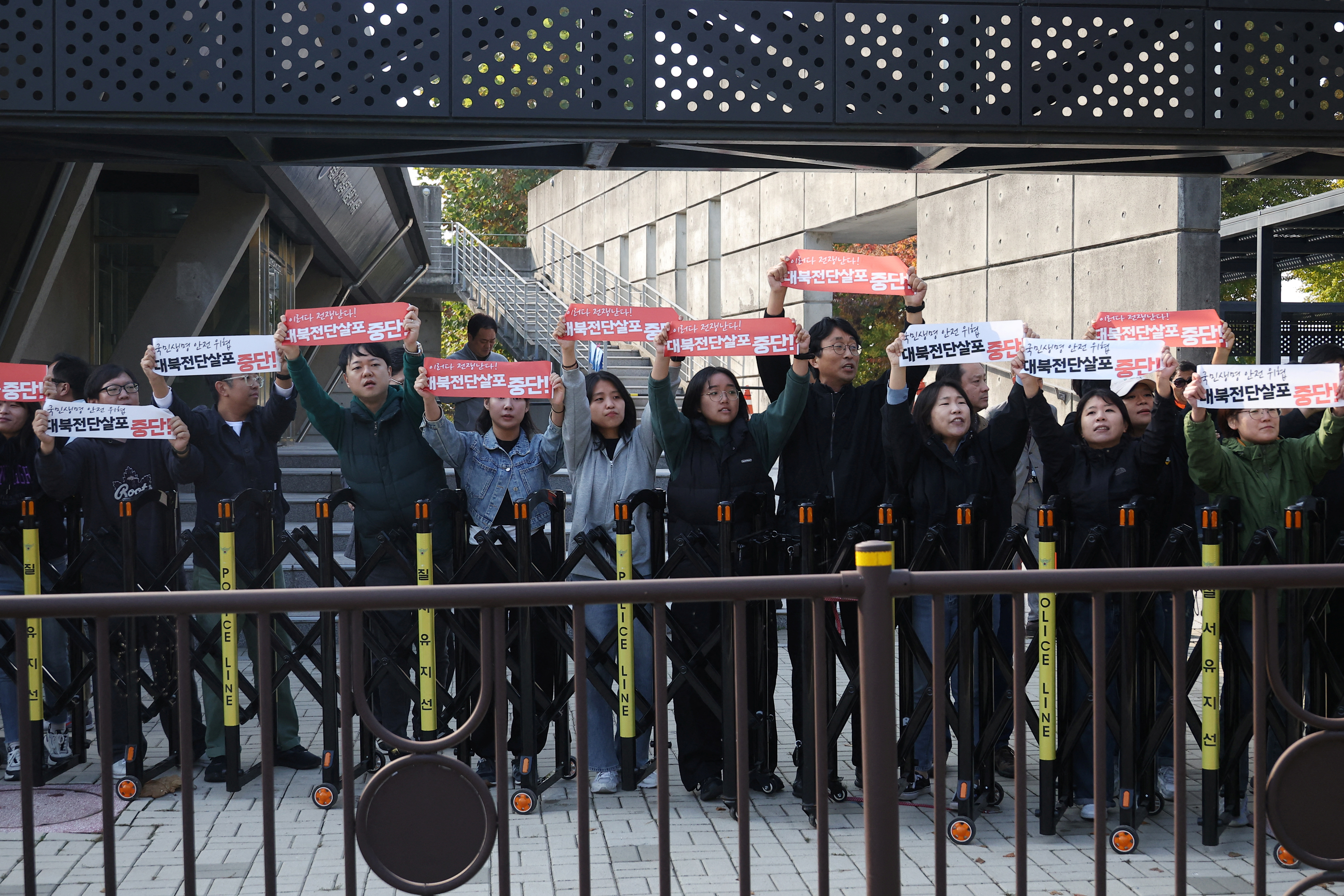 Activists who oppose the launch of anti-North Korean leaflets, which are planned to be sent today by a group representing families of South Korean abductees, chant slogans in Paju