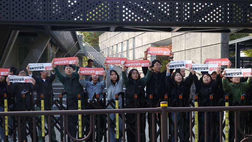Activists who oppose the launch of anti-North Korean leaflets, which are planned to be sent today by a group representing families of South Korean abductees, chant slogans in Paju