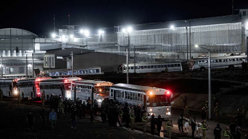 U.S. deports alleged members of the Tren de Aragua to be imprisoned in El Salvador