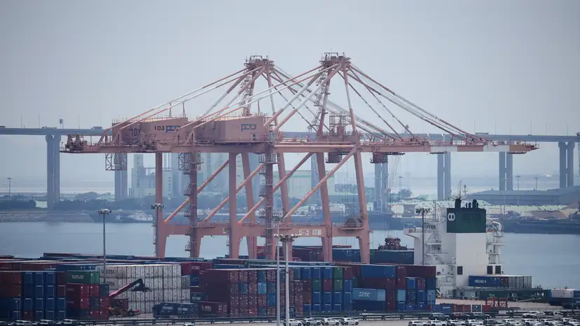 FILE PHOTO: Trump says US will set 15% tariff on South Korean imports under new deal