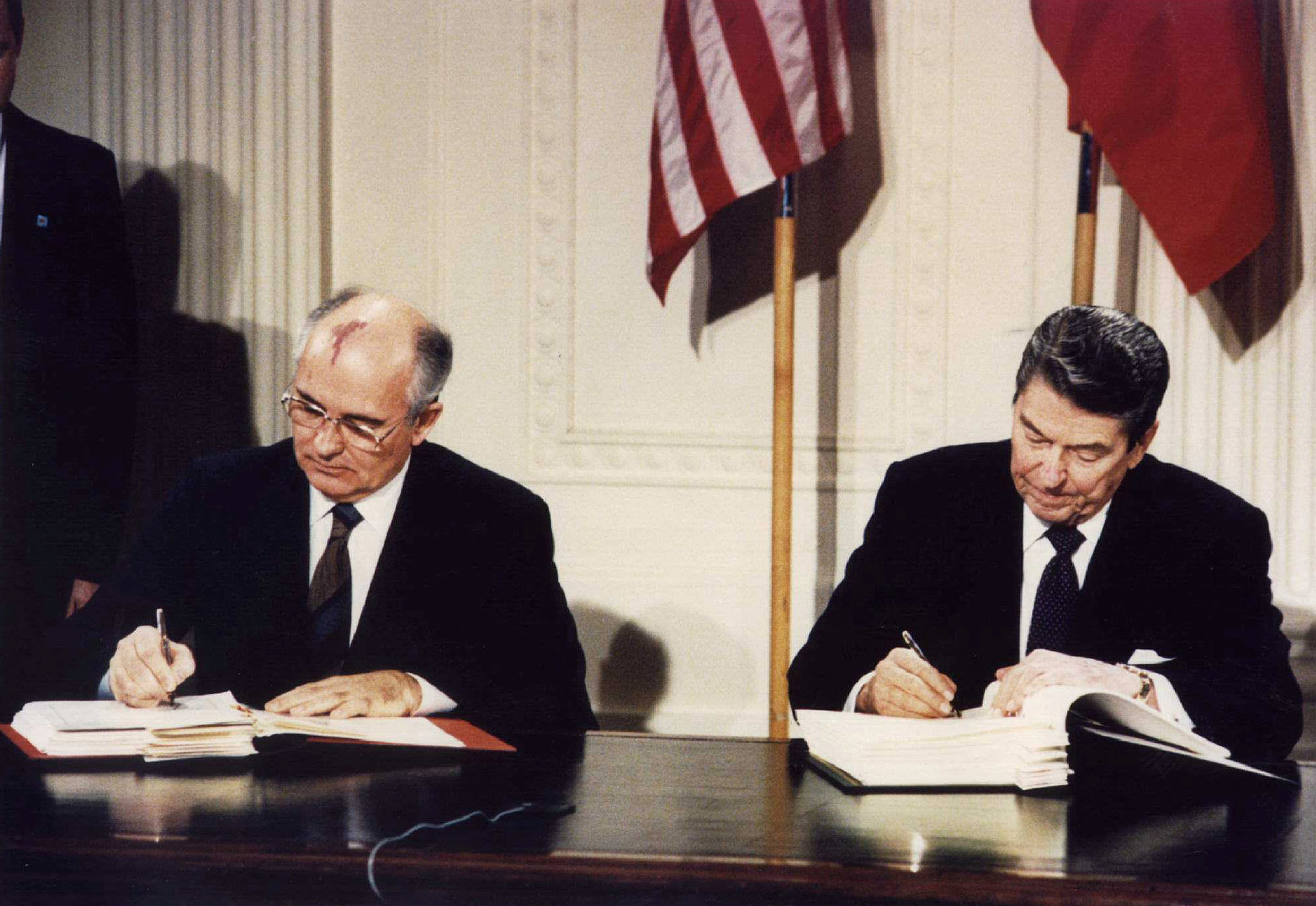 FILE PHOTO: FORMER US PRESIDENT REAGAN WITH FORMER SOVIET LEADER GORBACHEV AT THE WHITE HOUSE.