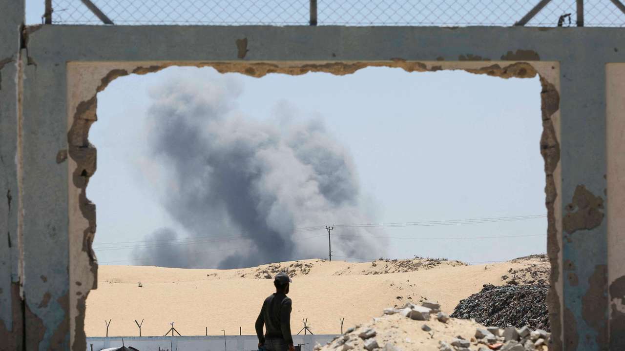 Displaced Palestinians make their way as they flee the eastern part of Khan Younis