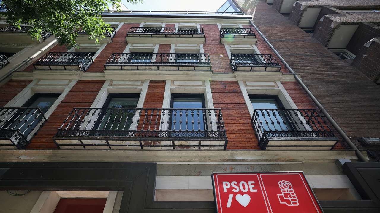 Police search Socialist Party headquarters, as part of a graft case involving senior party members, in Madrid