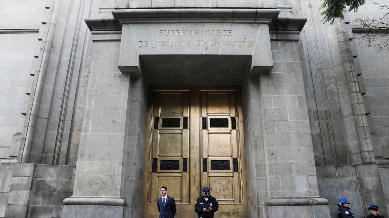 FILE PHOTO: Mexican judicial workers launch strike ahead of vote to overhaul courts
