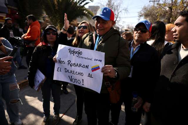 Voting during Venezuela's presidential elections, at the Venezuelan Embassy in Santiago