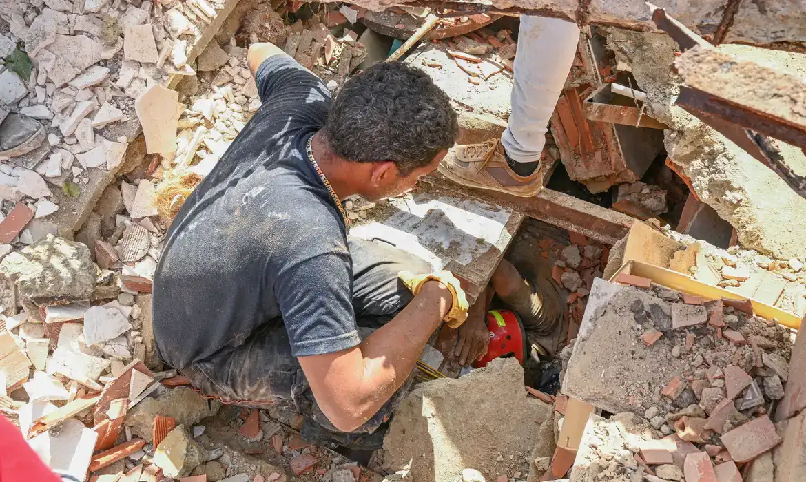 Pessoa olha escombros do terremoto na Venezuela