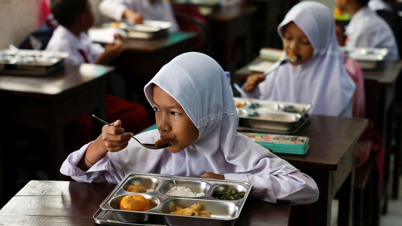 Indonesia launches free meals programme