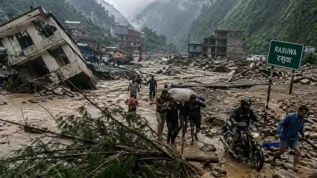 Uma das áreas devastadas pelas enchentes que atingiram a fronteira entre o Nepal e o Tibete.