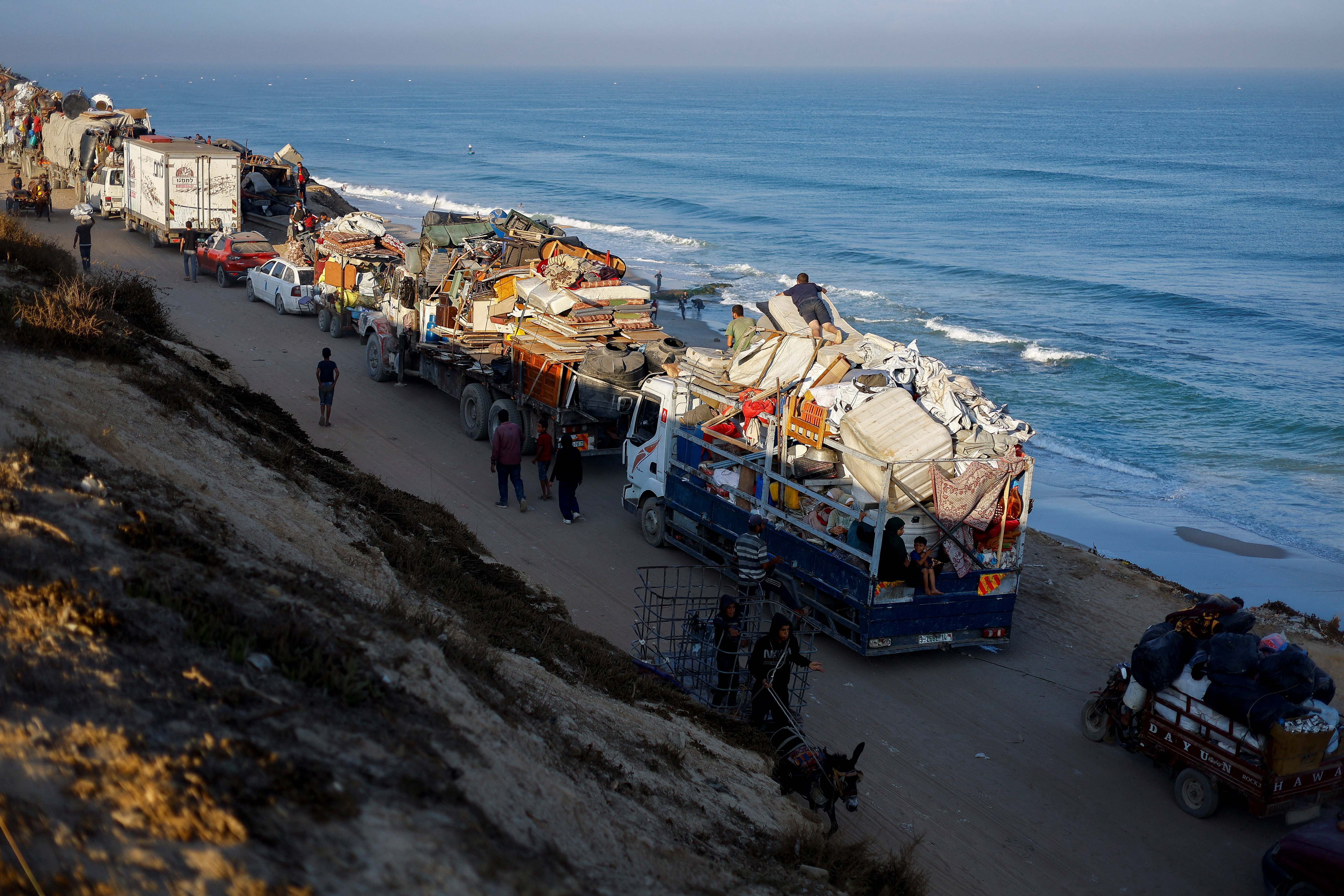 Displaced Palestinians move southward after Israeli forces ordered residents of Gaza City to evacuate to the south