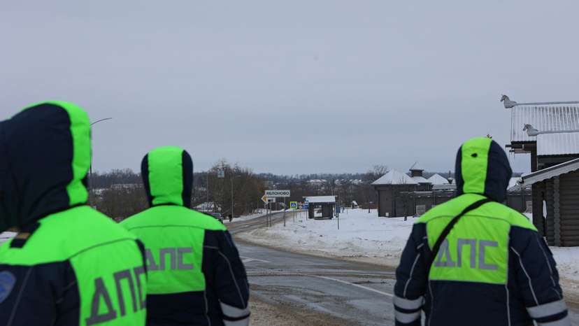 Traffic police officers block off a road near the crash site of the Russian Ilyushin Il-76 military transport plane in Belgorod Region
