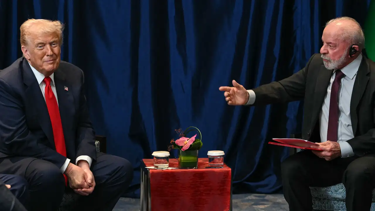 Os presidentes dos EUA, Donald Trump, e do Brasil, Luiz Inácio Lula da Silva, durante seu primeiro encontro oficial, na Malásia, em outubro de 2025