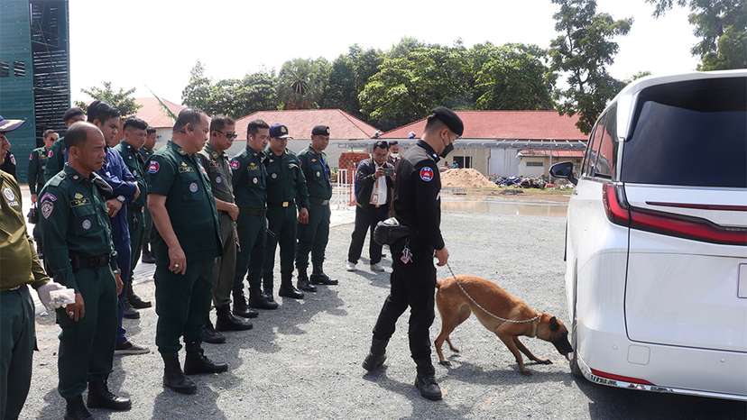 Sniffing dogs fight drugs in Cambodia