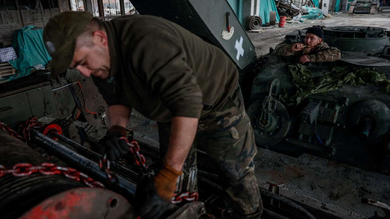 Ukrainian mechanics repair tanks in Kharkiv region
