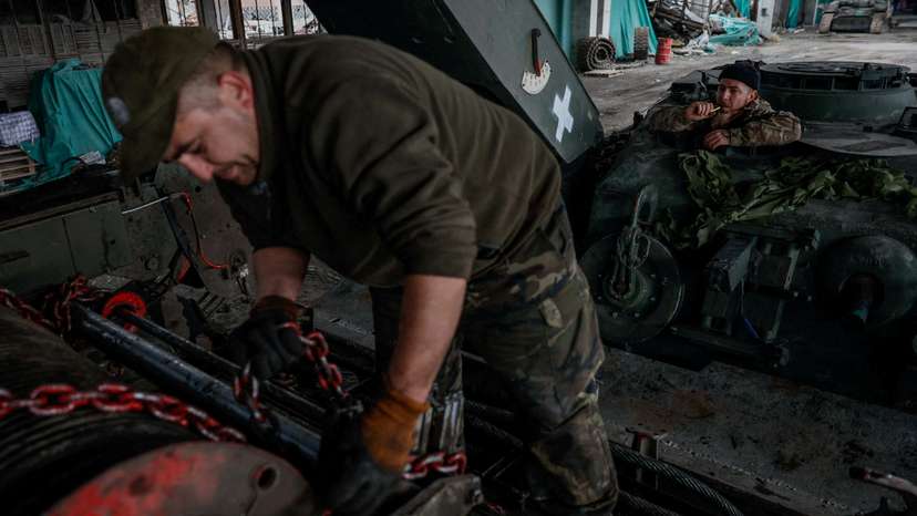 Ukrainian mechanics repair tanks in Kharkiv region