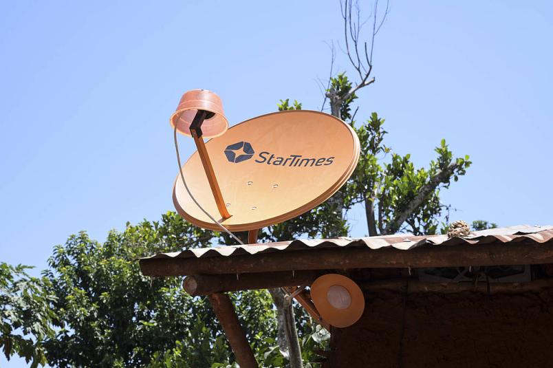 Under a program to expand satellite TV access in rural Africa, a satellite dish is installed on a rooftop in Buvuma Island, Uganda, February 16, 2026. [VCG]