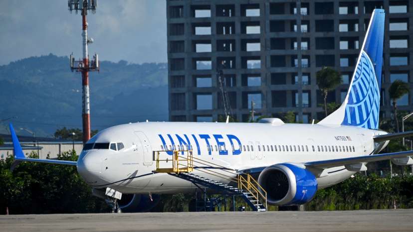 FILE PHOTO: Passengers try to rebook their tickets from cancelled United Airlines flights in San Juan