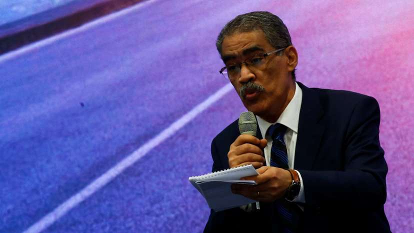 Egypt's prime minister attends a news conference to announce the Egyptian state's vision to deal with the global economic crisis in Cairo