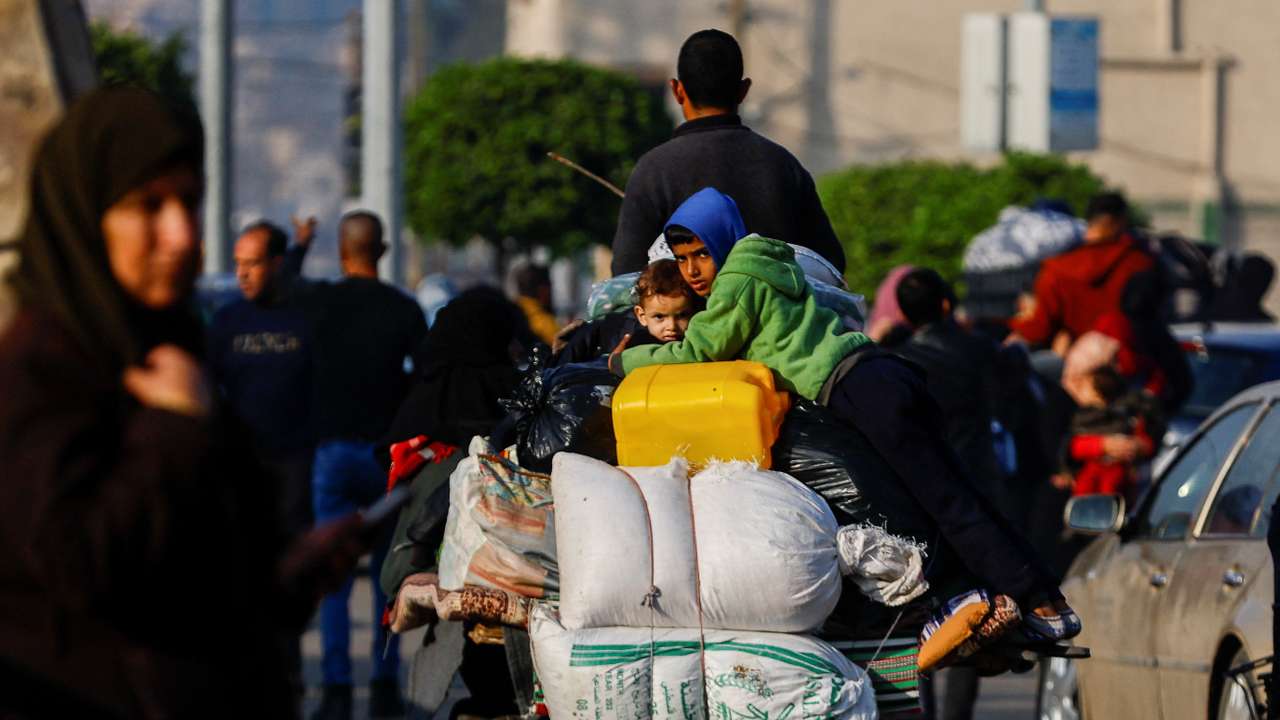 Palestinians flee their houses due to Israeli strikes after a temporary truce between Hamas and Israel expired in Khan Younis
