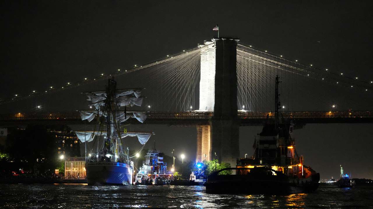 Mexican Navy training ship damaged after it ran into the Brooklyn Bridge in New York City