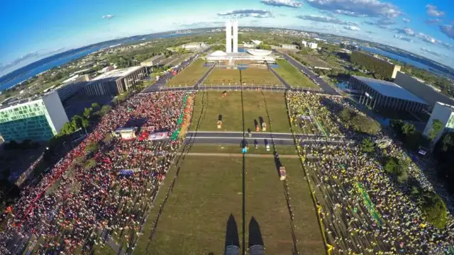 Manifestantes de esquerda e direita em Brasília