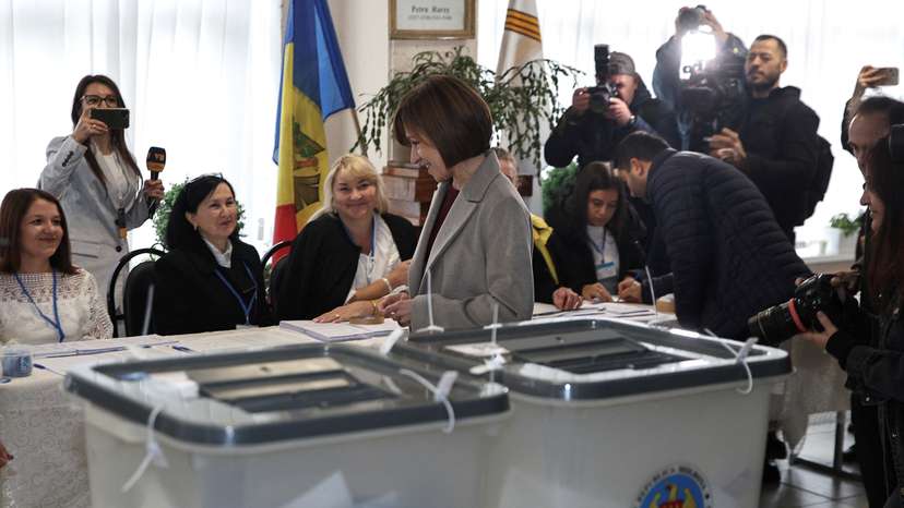 Moldova holds presidential election and EU referendum