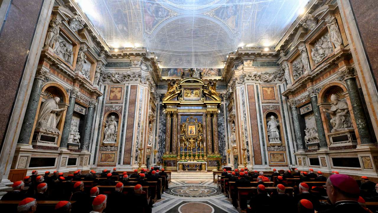 Cardinals visit the tomb of Pope Francis