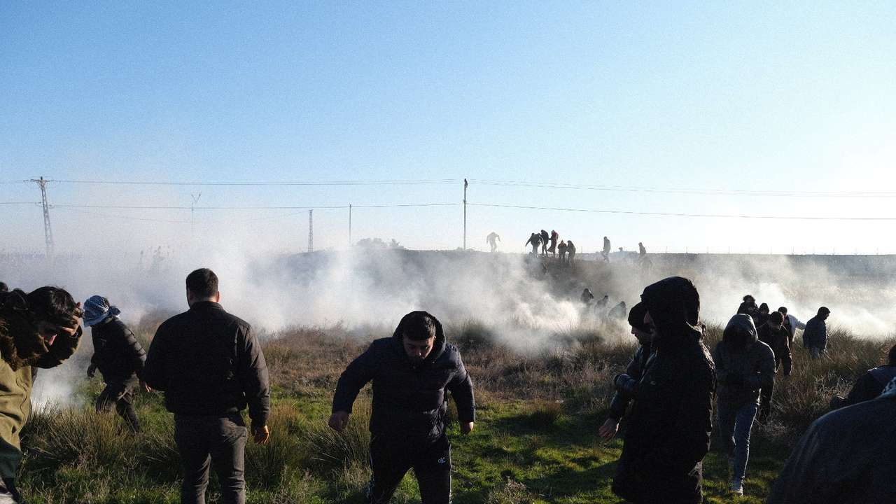 Turkey's pro-Kurdish demonstrators clash with riot police in Nusaybin as they march to the border zone with the Kurdish-controlled northeastern Syrian city of Qamishli