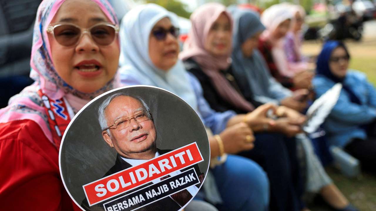Malaysia's top court delivers verdict in former prime minister house arrest case