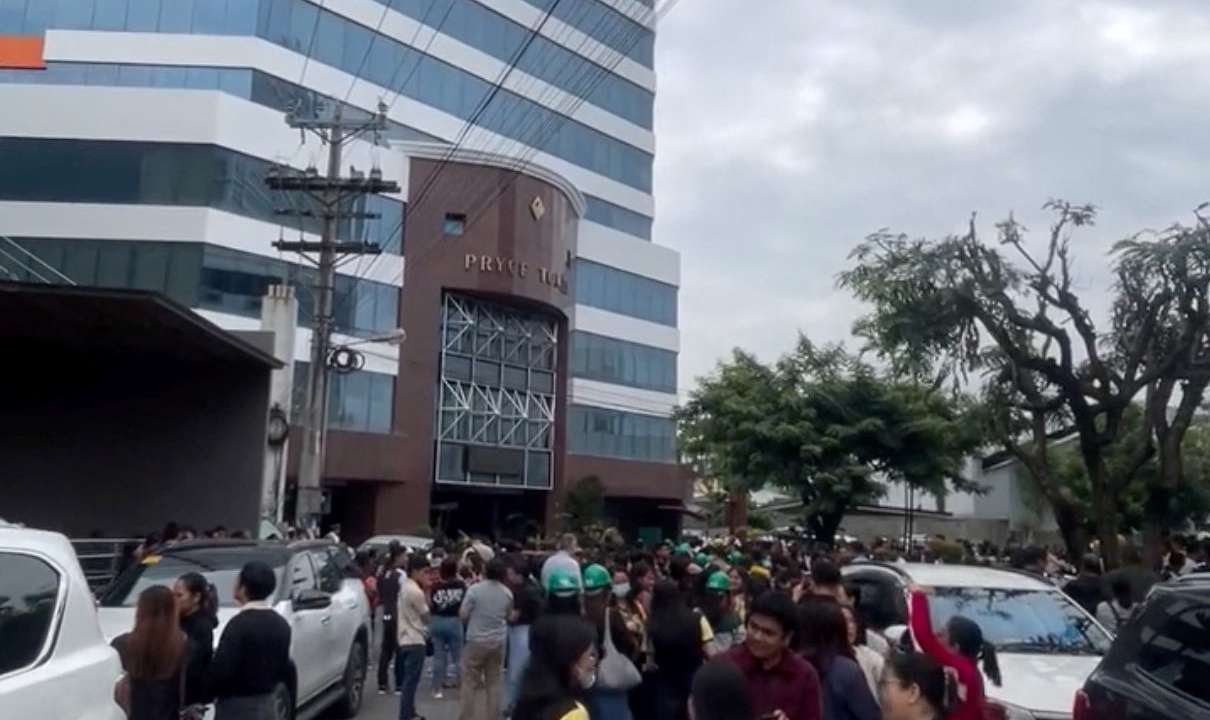 Earthquake of magnitude 7.5 strikes offshore in the southern Philippines