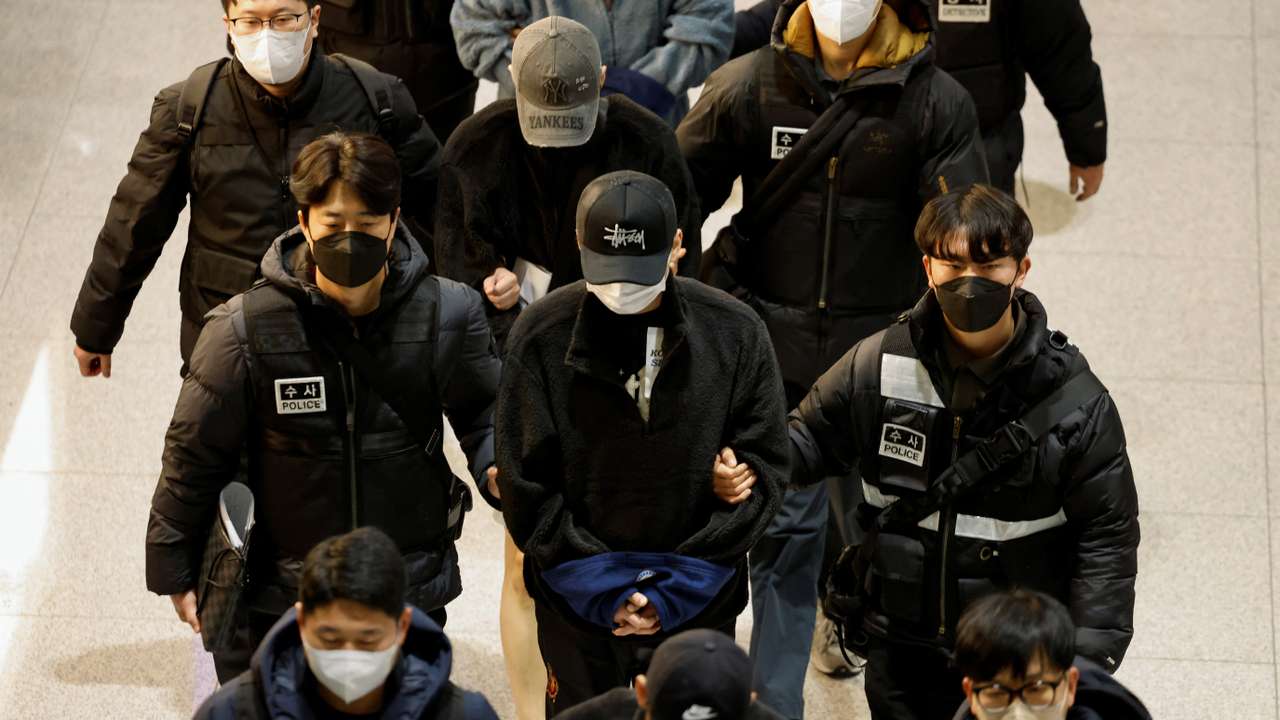 Korean scam suspects forcibly return home from Cambodia