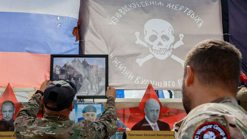 FILE PHOTO: People in Moscow pay tribute to Wagner mercenaries killed in Mali