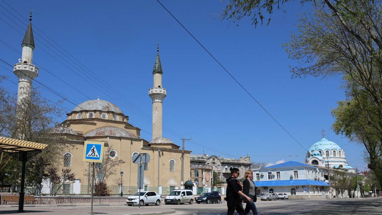 People cross the street in Yevpatoriya